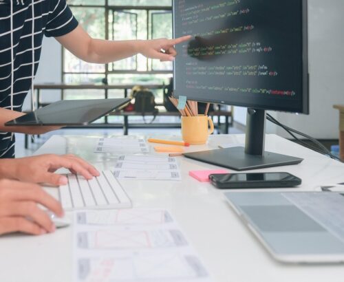 Dos personas trabajando en el posicionamiento SEO de una web.